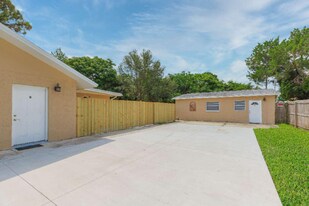 7518 New Jersey Ave in Hudson, FL - Building Photo