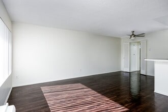 Variel Villa Apartments in Canoga Park, CA - Building Photo - Building Photo