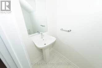 3540-3540 Colonial Dr in Mississauga, ON - Building Photo - Building Photo