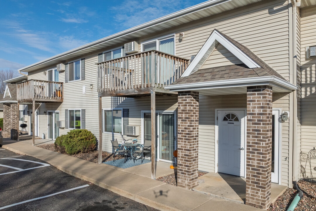 4532 Arrowhead Dr in Eau Claire, WI - Foto de edificio