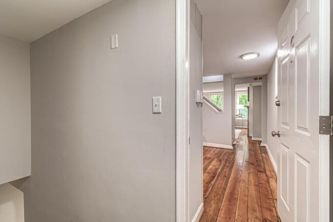 905 Duke St in Alexandria, VA - Building Photo - Building Photo