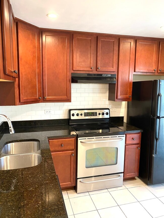 185 N Waters Edge Dr in Glendale Heights, IL - Building Photo - Building Photo