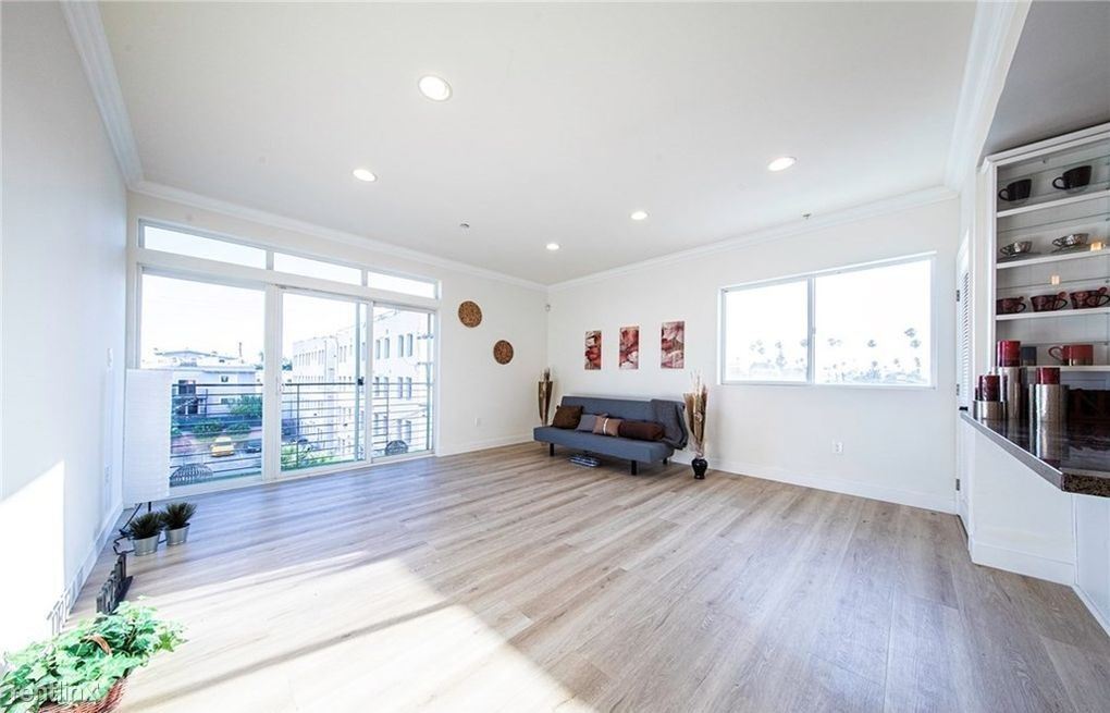 3061 W 12th Pl in Los Angeles, CA - Building Photo