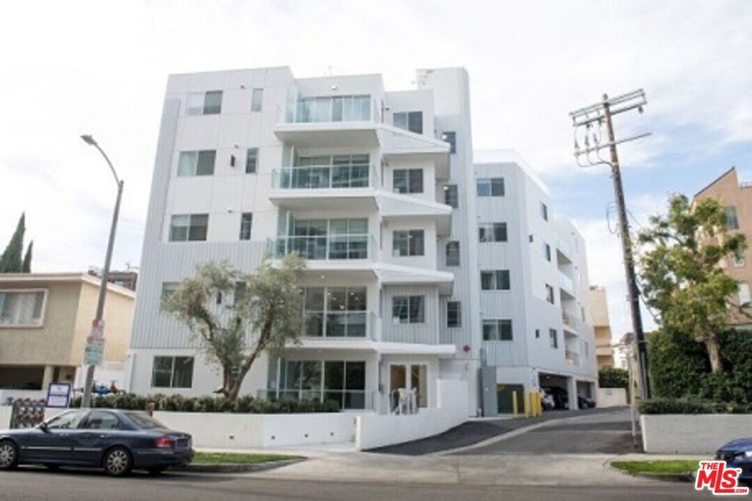 415 Le Doux Rd in Los Angeles, CA - Building Photo