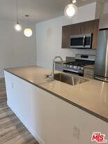 6640 Woodley Ave in Los Angeles, CA - Building Photo