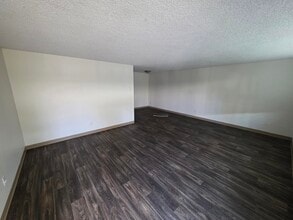 256 Powell St E, Unit 256-2 in Monmouth, OR - Foto de edificio - Building Photo