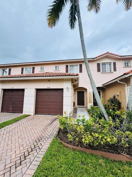 5753 Isles Cir in Tamarac, FL - Building Photo
