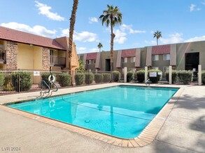 5031 Indian River Dr in Las Vegas, NV - Foto de edificio - Building Photo