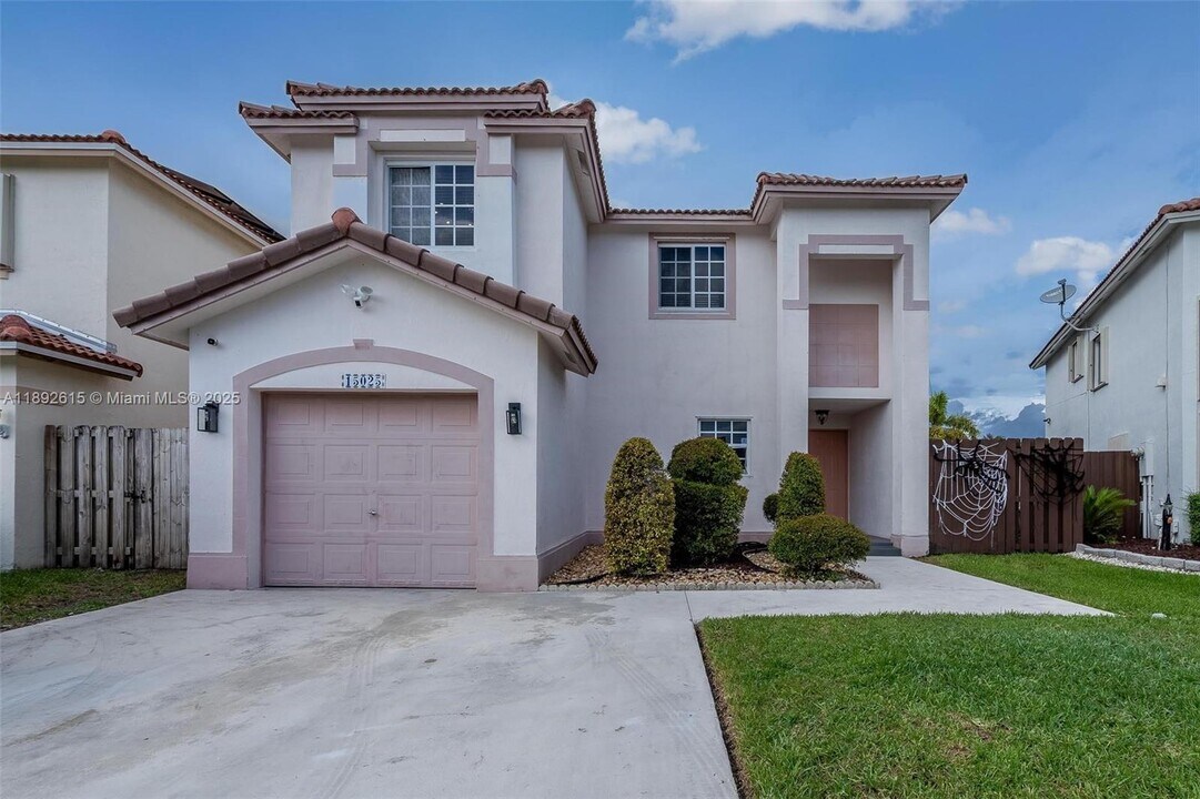 15025 SW 141st Terrace in Miami, FL - Foto de edificio
