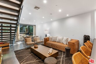 724 Croft Ave in Los Angeles, CA - Building Photo - Building Photo