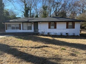 2011 W Starmount Way in Decatur, GA - Building Photo