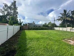 9044 Pineapple Rd in Ft. Myers, FL - Building Photo - Building Photo