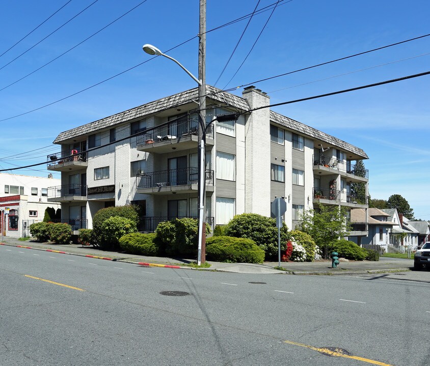 Sunset Hill Manor in Seattle, WA - Building Photo