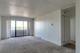 Parkview Tower Apartments in Warren, MI - Building Photo - Interior Photo