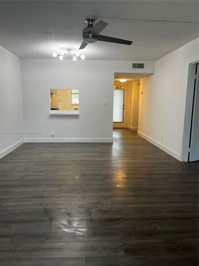 8301 Sands Point Blvd in Tamarac, FL - Building Photo - Building Photo