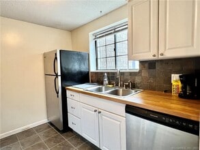 181 Loomis Dr in West Hartford, CT - Building Photo - Building Photo