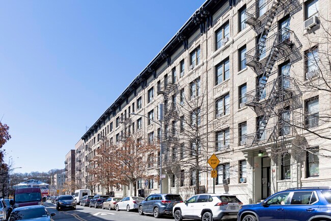 34 Post Avenue in New York, NY - Foto de edificio - Building Photo