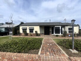 221 E Griffith Way in Fresno, CA - Building Photo