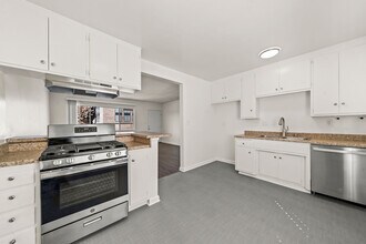 1000 E 32nd St, Unit D in Signal Hill, CA - Foto de edificio - Building Photo