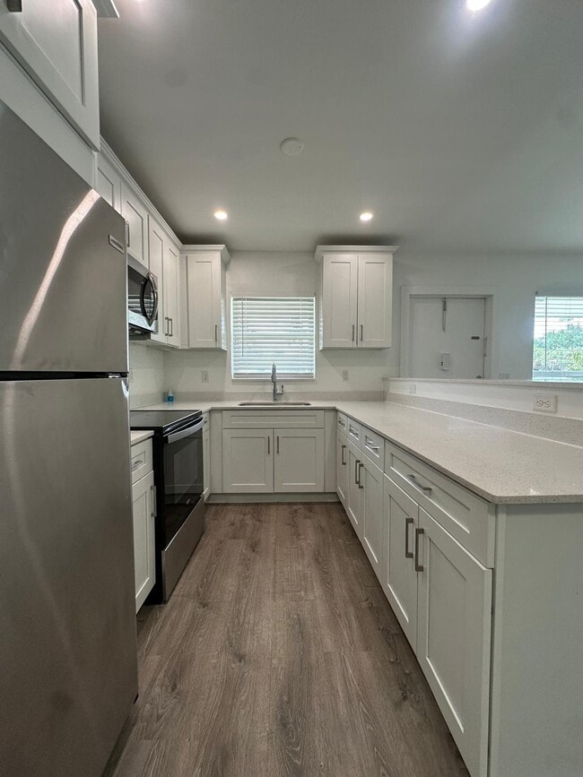 Savio Apartments in Hollywood, FL - Foto de edificio - Building Photo