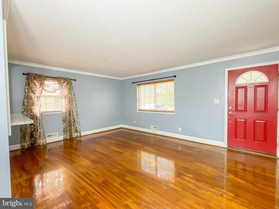 3217 St Lukes Ln in Baltimore, MD - Building Photo