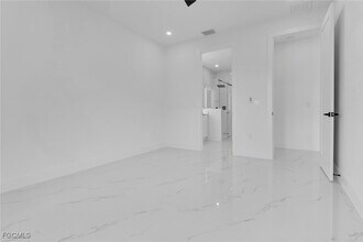 928 NE 8th Pl in Cape Coral, FL - Foto de edificio - Building Photo