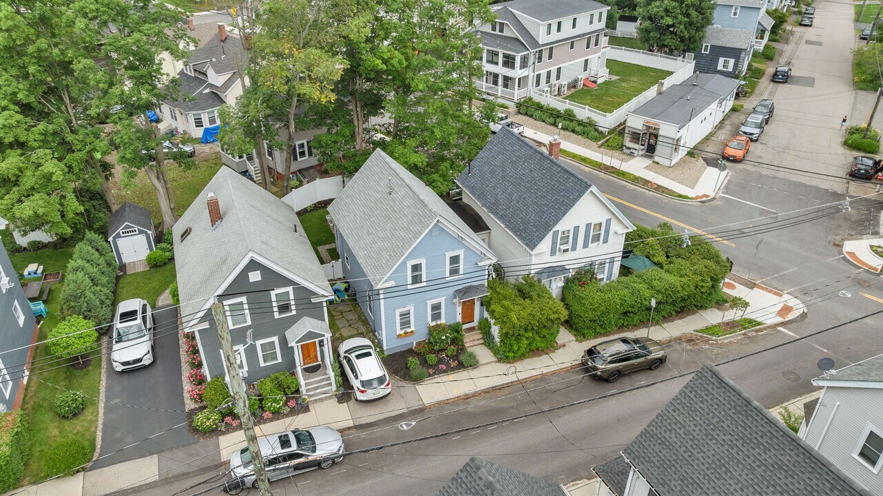 15 Woodbury Ave in Portsmouth, NH - Building Photo