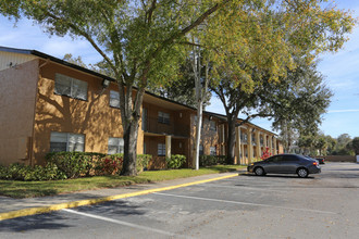 Myrtle Oaks Apartments in Tampa, FL - Foto de edificio - Building Photo