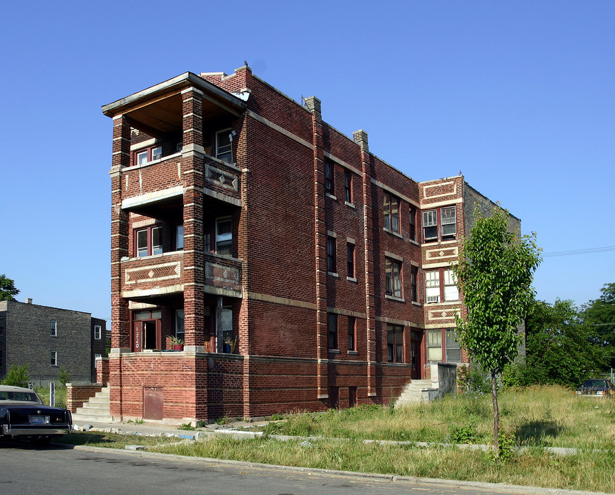 1320 S Kedvale Ave in Chicago, IL - Foto de edificio