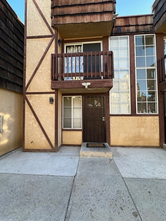 13832 Vanowen St in Los Angeles, CA - Building Photo