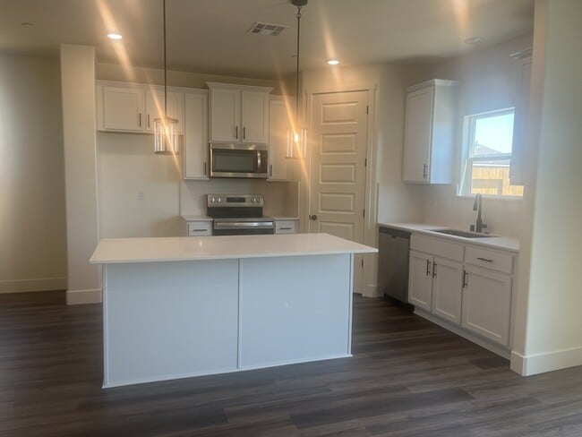 7137 Capital Reef Dr in Bakersfield, CA - Building Photo - Building Photo