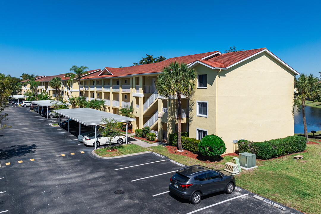 Key Royal Villas in Naples, FL - Building Photo