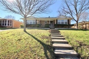 2339 Rockyglen Dr in Dallas, TX - Building Photo