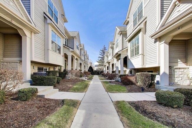 303 S NW Hwy in Park Ridge, IL - Foto de edificio - Building Photo