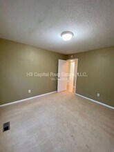 713 Country Oaks Ln in O'Fallon, IL - Building Photo - Building Photo