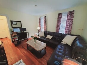 641 Summer St, Unit E in Stamford, CT - Foto de edificio - Building Photo