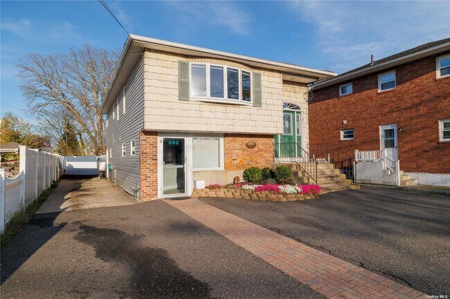 892 N Broadway in Massapequa, NY - Building Photo - Building Photo