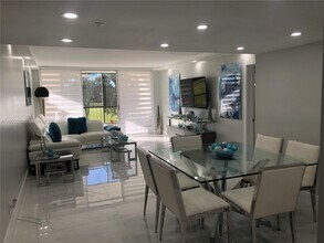 16400 Golf Club Rd in Weston, FL - Building Photo - Building Photo