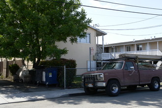 660 Oakside Ave in Redwood City, CA - Building Photo - Building Photo