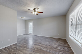 Townhouse West in White Settlement, TX - Foto de edificio - Interior Photo