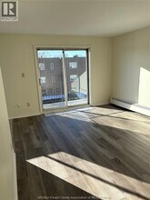 6490 Wyandotte St E in Windsor, ON - Foto de edificio - Building Photo