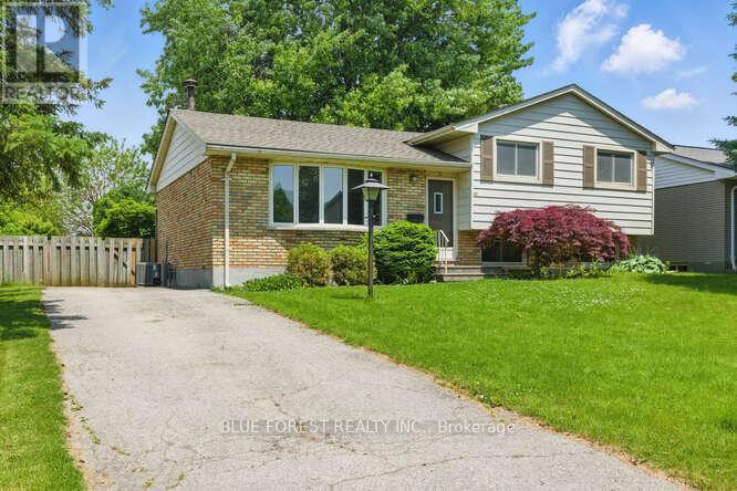 57 Vanbuskirk Dr in St Thomas, ON - Building Photo