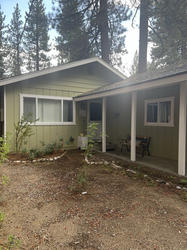 846 Stanford Ave in South Lake Tahoe, CA - Building Photo - Building Photo