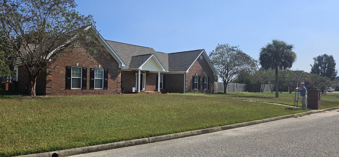 104 Huntington Dr in Headland, AL - Building Photo