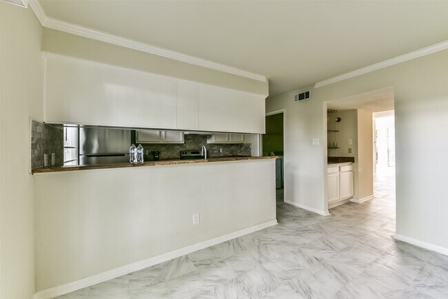 5917 Fairdale Ln in Houston, TX - Foto de edificio - Building Photo