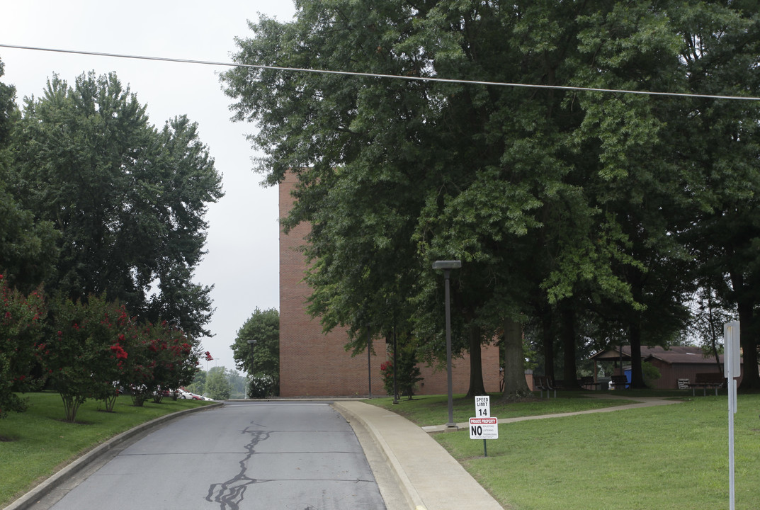 Kiwanis Towers in Kingsport, TN - Building Photo