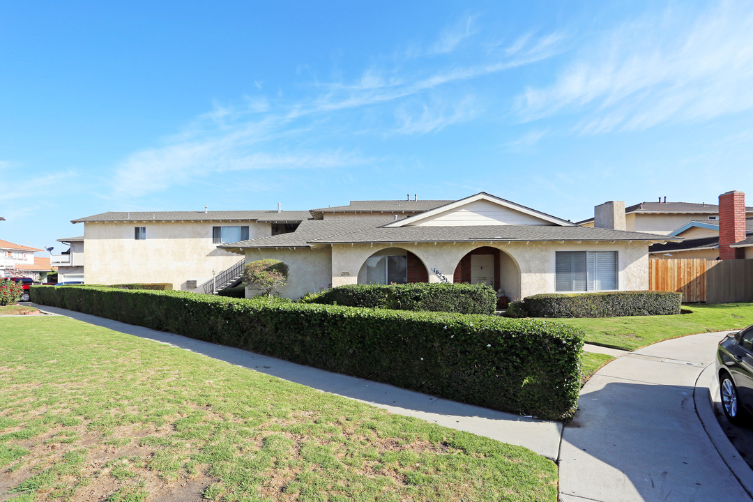 16531 Delton Cir in Huntington Beach, CA - Building Photo