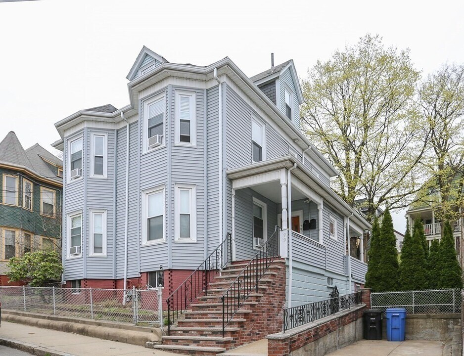 79 Glenwood Rd, Unit 2 in Somerville, MA - Foto de edificio