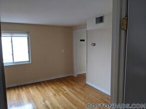 385 Dorchester St, Unit B4 in Boston, MA - Building Photo - Building Photo