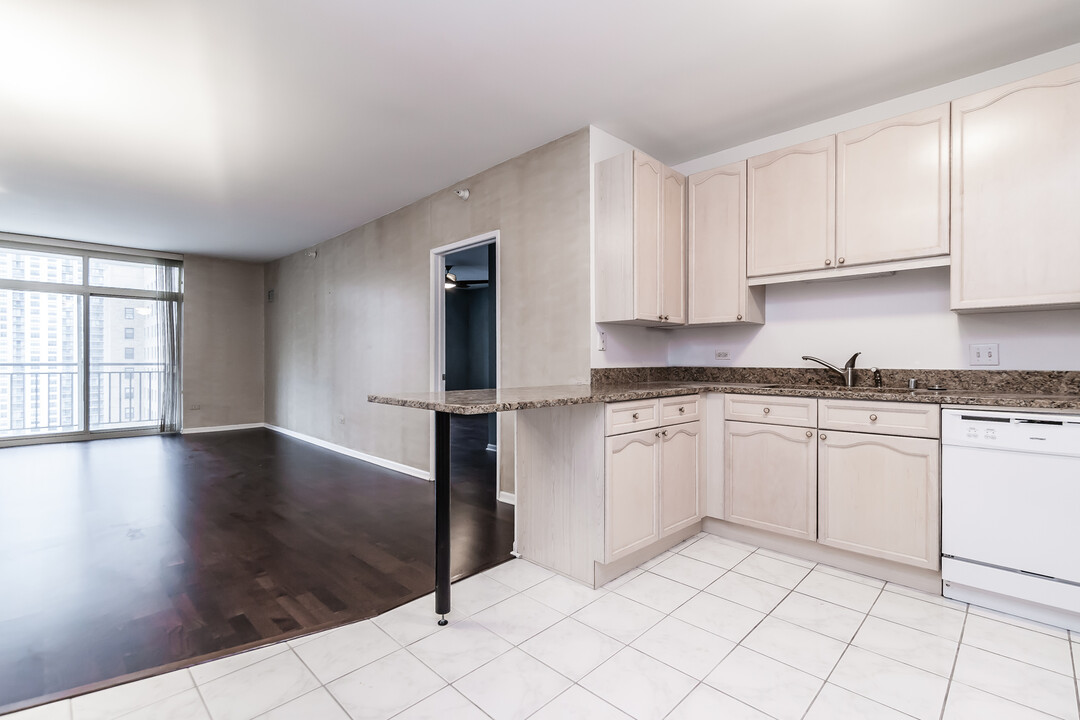 21 W Chestnut St in Chicago, IL - Building Photo
